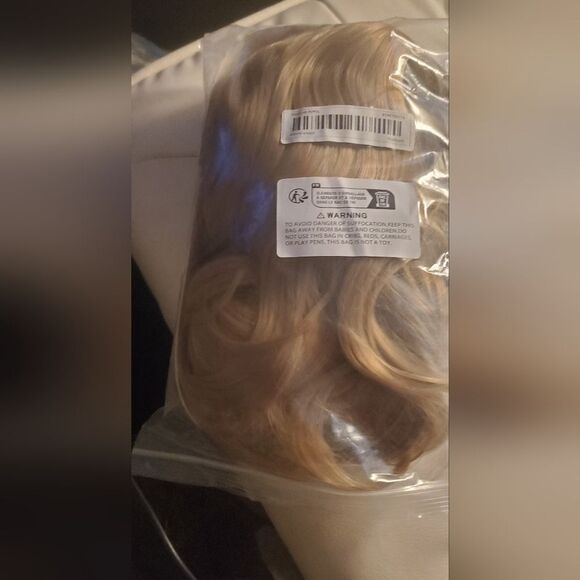 Fashion blond synthetic wig approx 20 inch long. New in bag. Cosplay etc. - Picture 9 of 9